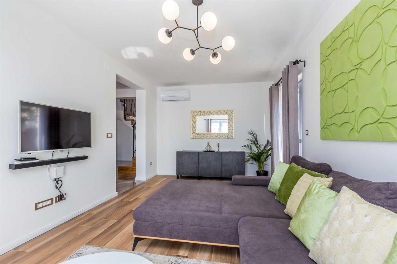 Luxury Apartment Viktorija With Private Pool Cizici Luaran gambar